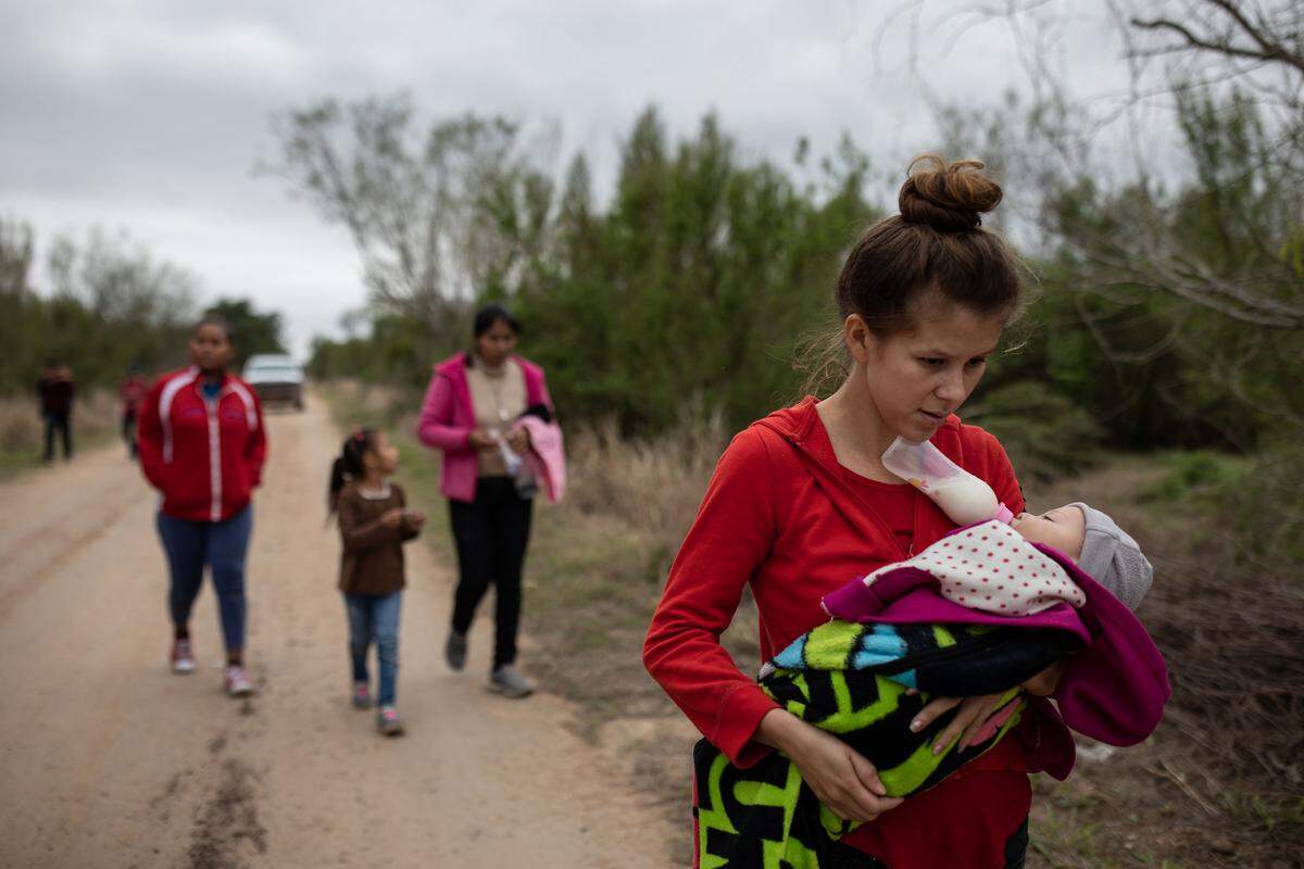 En la actualidad, un promedio de 2,200 migrantes cruza a diario la frontera de Estados Unidos con México, y muchos lo hacen después de jornadas agotadoras que les provocan heridas, enfermedades o en condiciones de deshidratación.