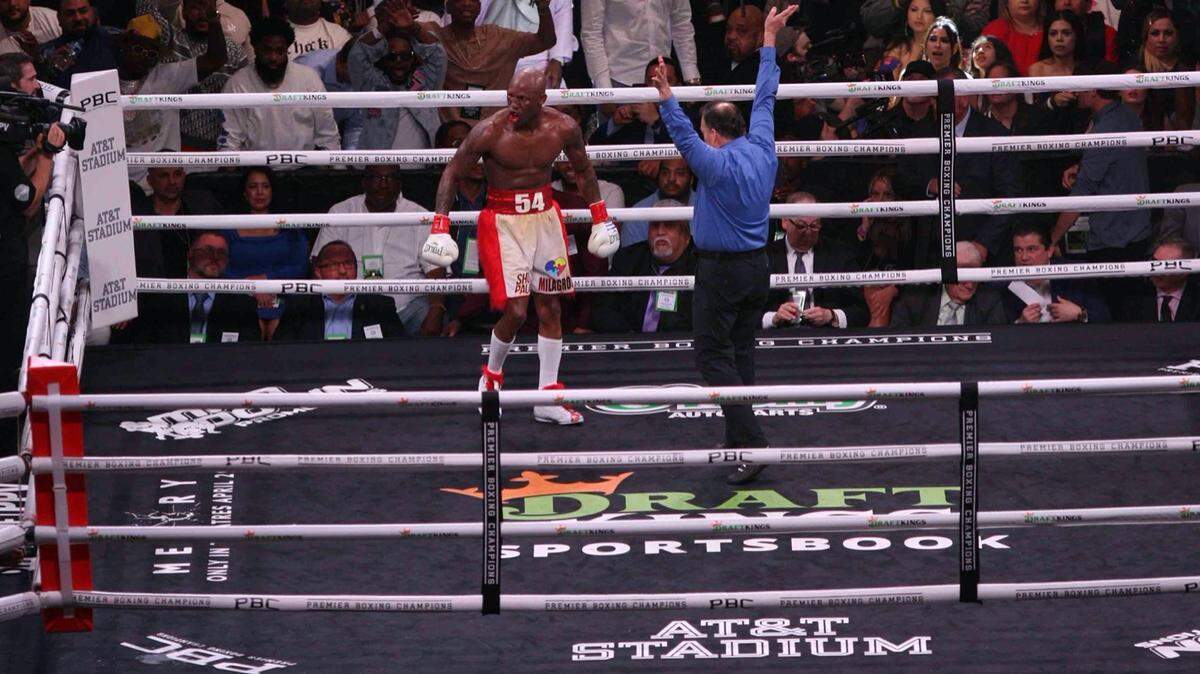 Yordenis Ugás (izq.) reveló que sufrió una fractura de hueso orbital durante la derrota del sábado en la noche ante Errol Spence en el AT&T Stadium en Arlington, Texas.