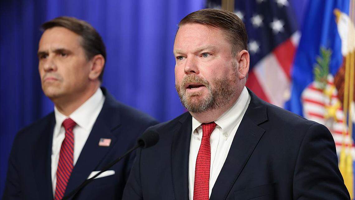 Ellis Boyle, Fiscal de Estados Unidos para el Distrito Este de Carolina del Norte, habla mientras el Fiscal General Interino Todd Blanche escucha en una conferencia de prensa celebrada el martes 28 de abril de 2026 en el Departamento de Justicia en Washington, DC.