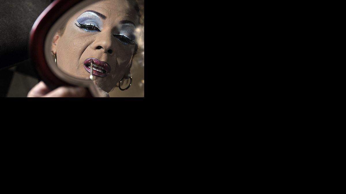 El travesti cubano Laura Marlen se maquilla antes de participar en un espectáculo en el centro cultural de la ciudad de Santa Clara (Cuba), con el que han celebrado los 25 años de "El Mejunje".