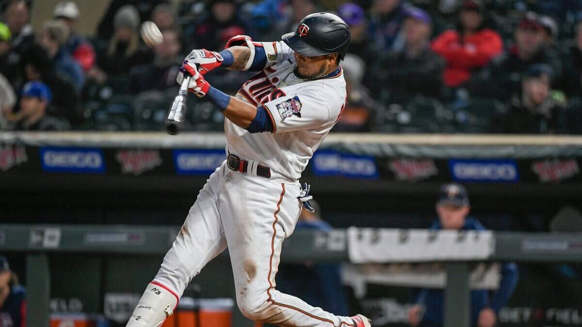 El pelotero venezolano de los Mellizos Luis Arráez batea en un partido ante los Medias Blancas de Chicago, el 22 de abril de 2022 en Minneapolis.