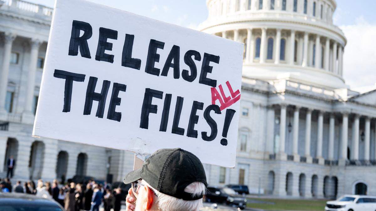 Un manifestante sostiene un cartel relacionado con la publicación de los documentos del caso de Jeffrey Epstein frente al Capitolio de Washington, D.C.,  en noviembre pasado.