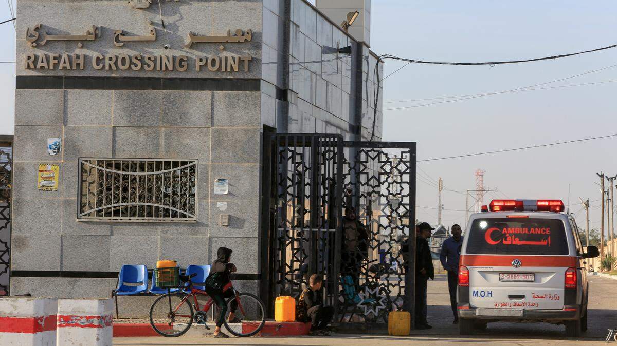 Territorios Palestinos, Rafah: Una vista del cruce fronterizo de Rafah, horas después del inicio de una tregua de cuatro días en los combates entre Israel y los militantes palestinos de Hamás el 24 de noviembre de 2023.