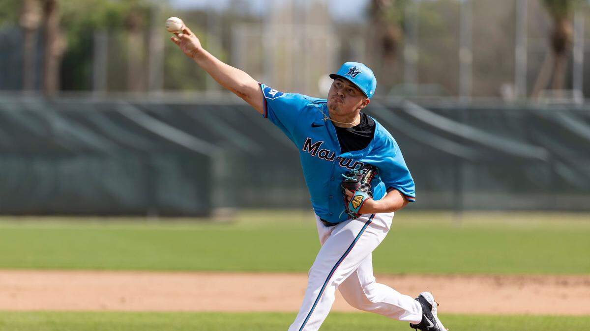 El pitcher mexicano de los Marlins Valente Bellozo busca un puesto en la rotación de los peces para la venidera temporada.