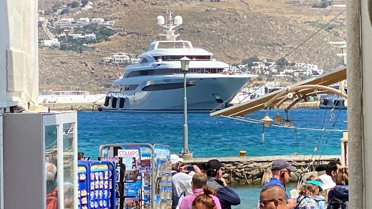 Puerto de Mikonos, donde las aguas del Egeo y las casas blancas formaban un contraste impresionante.