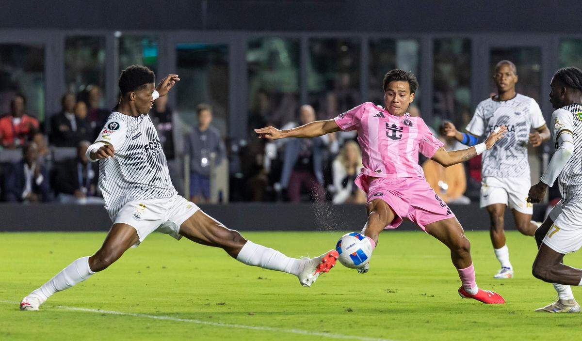 El mediocampista del Inter Miami Telasco Segovia (centro) lucha por la pelota con Richard King, del Cavalier, en el partido de ida de los octavos de final de la Copa de Campeones de la Concacaf, celebrado el 6 de marzo de 2025 en el Chase Stadium en Fort Lauderdale, Florida.