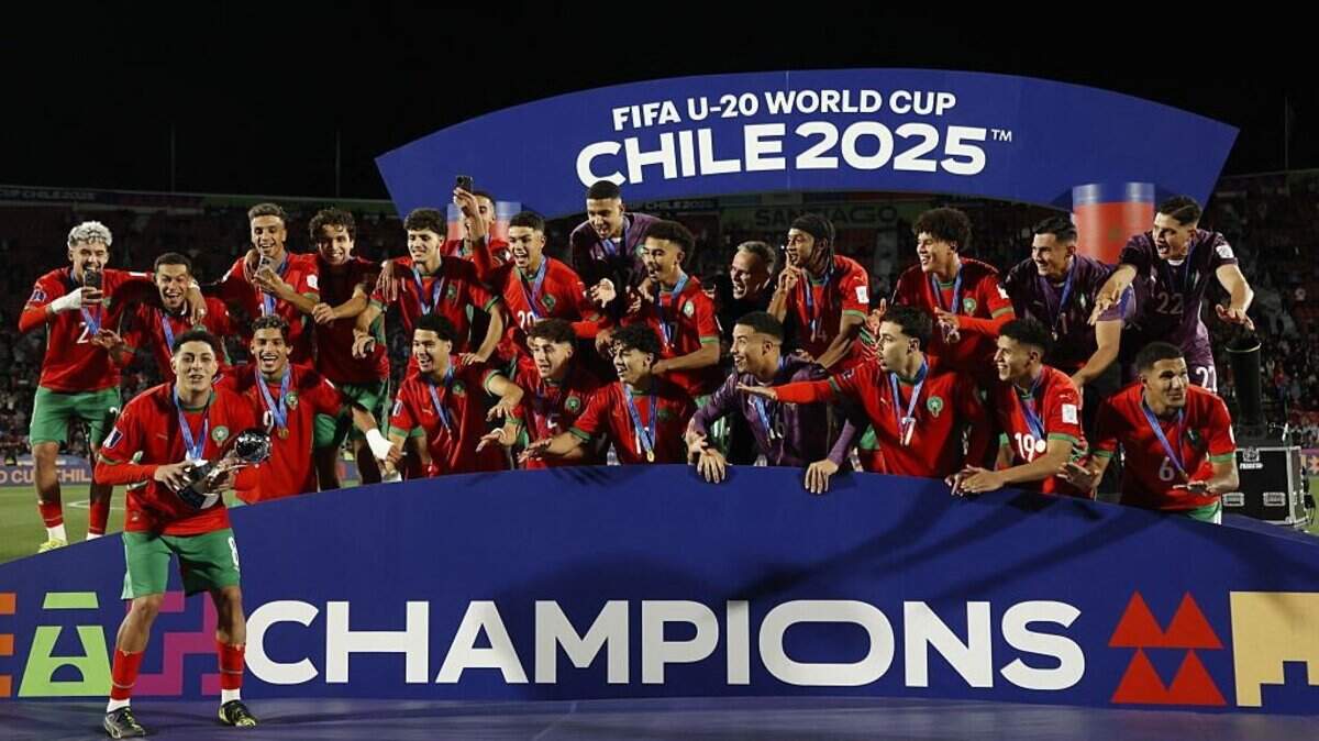 Desafiando todos los pronósticos, Marruecos entró este domingo en la historia de los Mundiales sub-20 al conquistar su primer título con una victoria 2-0 sobre la favorita Argentina en la final de Chile 2025, un logro que refleja el crecimiento del fútbol de ese país africano.