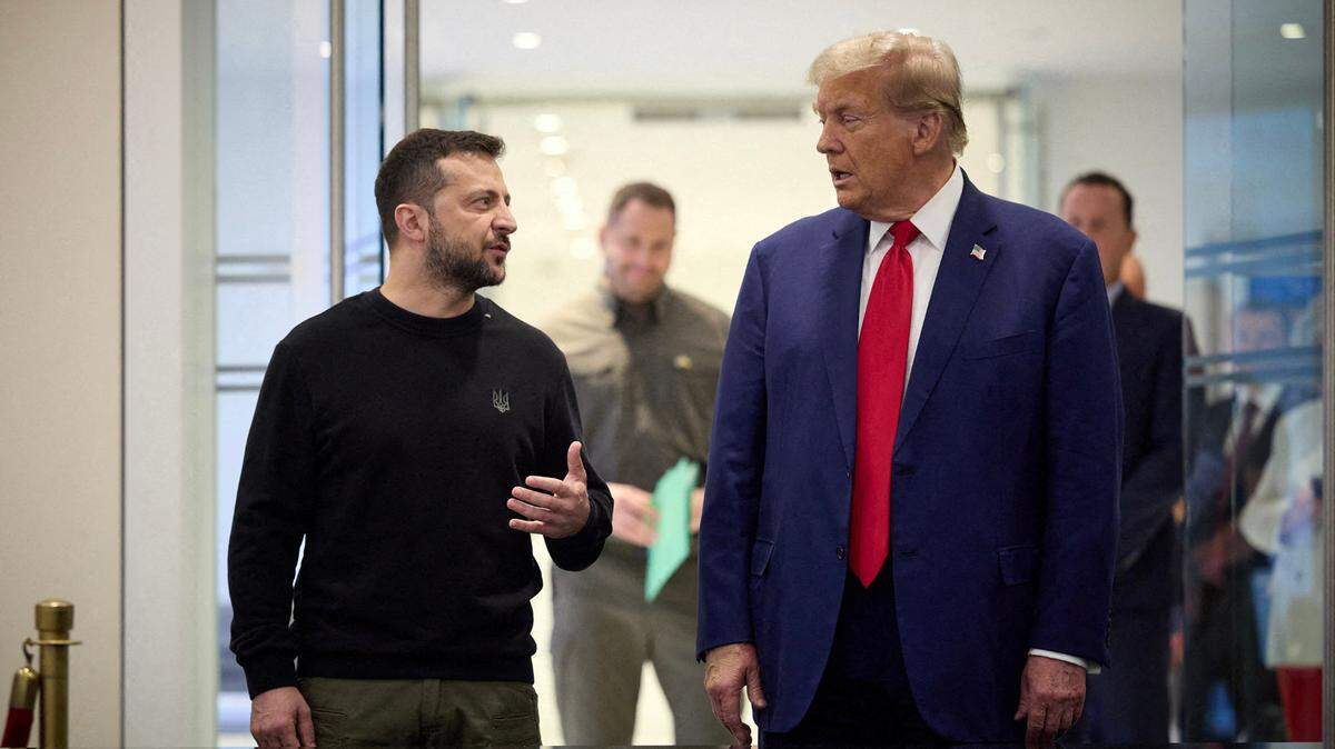 El presidente de Ucrania, Volodimir Zelenski (izq.), y el expresidente Donald Trump se reúnen en Nueva York, el 27 de septiembre de 2024. 