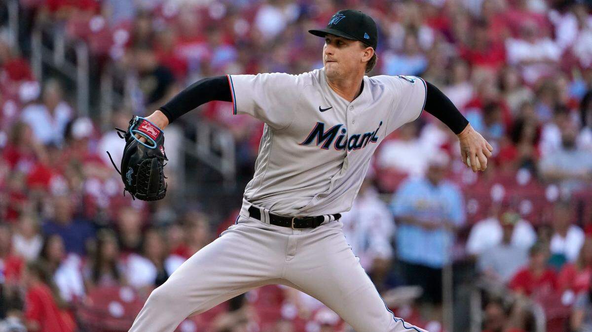 El abridor de los Marlins Braxton Garrett lanza en el primer inning del partido ante los Cardenales, celebrado el 28 de junio de 2022 en San Luis.