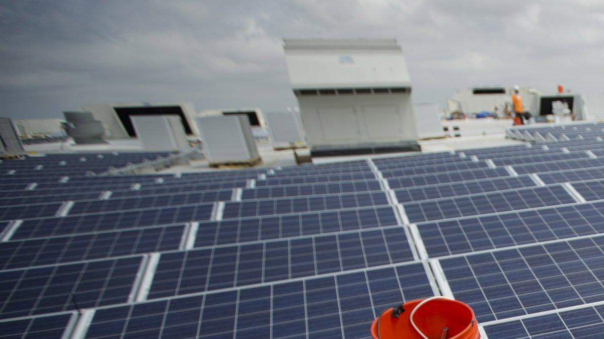 Un empleado instala paneles de energía solar en la tienda IKEA en MIami, en abril de 2014. 