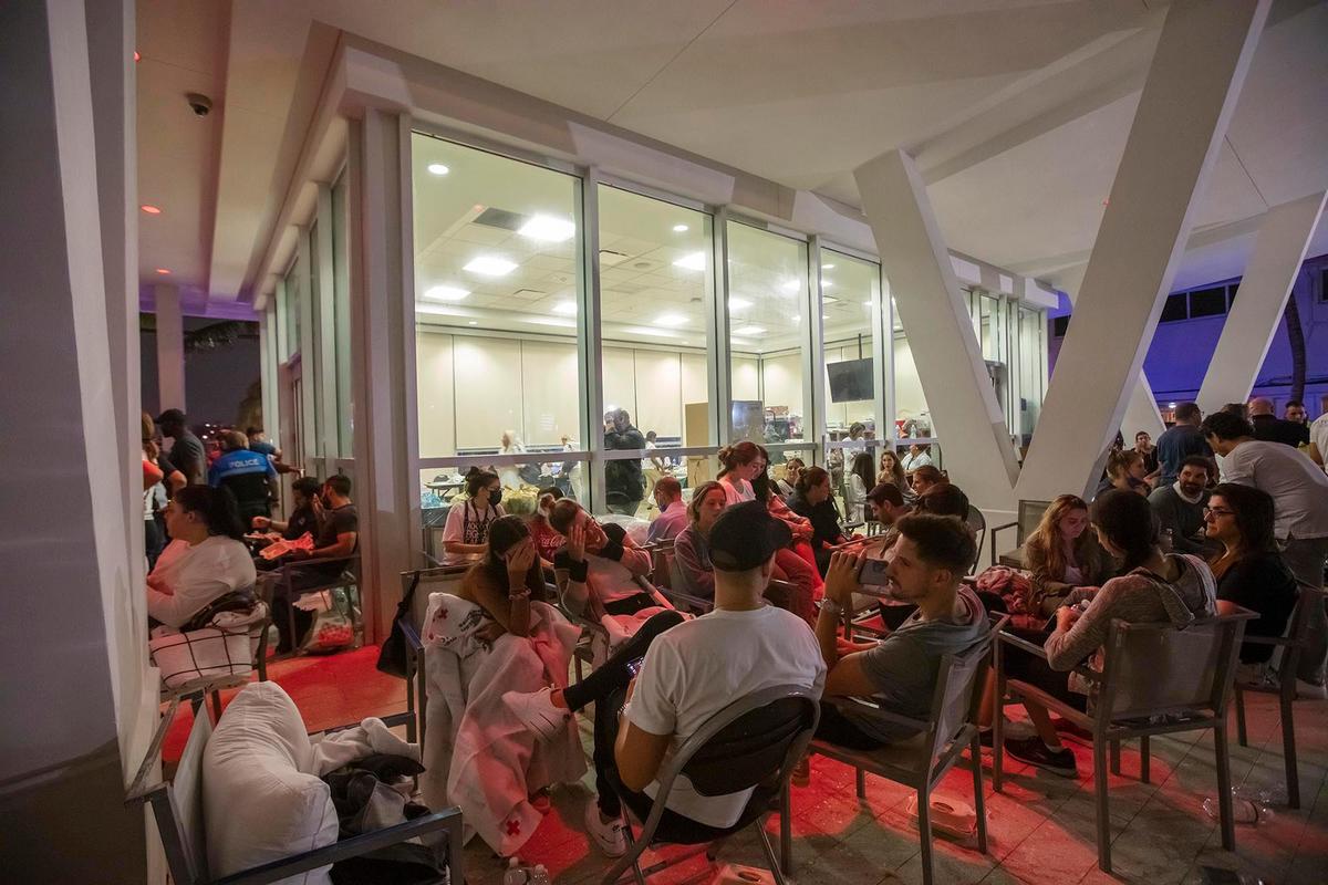 La angustia permea el centro de reunificación de Surfside, donde familiares y amigos aguardan por noticias sobre el paradero de los desaparecidos.