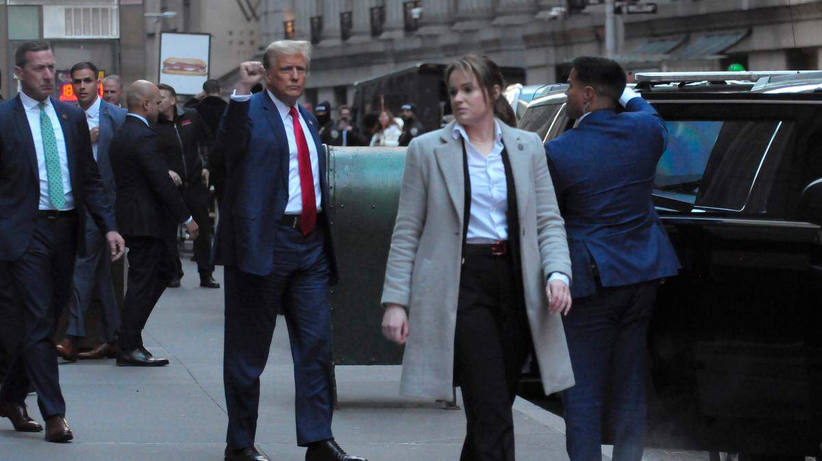 El expresidente estadounidense Donald Trump sale de la Torre Trump tras una conferencia de prensa, el 11 de enero de 2023 en el centro de Manhattan, Nueva York.