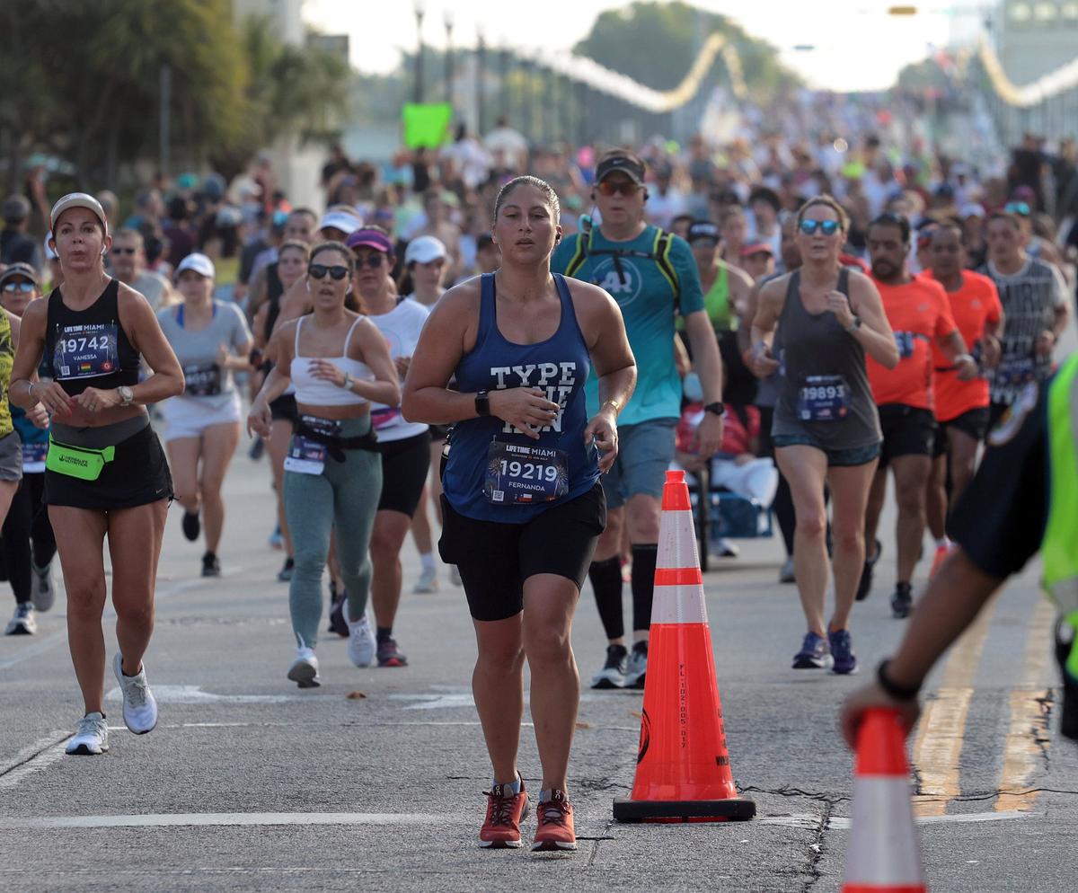 Un grupo de corredores participan en la vigésima edición del Life Time Maratón de Miami, el domingo 6 de febrero de 2022. Se inscribieron más de 15,000 personas para el maratón y el medio maratón.