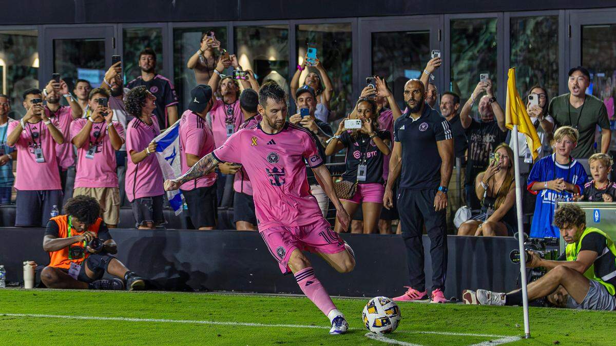 El astro del Inter Miami Lionel Messi cobra un tiro de esquina en un partido de la MLS contra Charlotte, celebrado el 28 de septiembre de 2024 en el Chase Stadium de Fort Lauderdale, Florida.