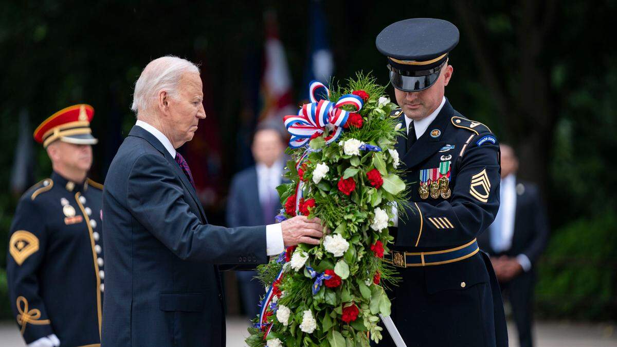 El presidente de Estados Unidos Joe Biden coloca una corona de flores en la Tumba del Soldado Desconocido, durante la ceremonia en el Memorial Day, celebrada el lunes en el Cementerio Nacional de Arlington, Virginia.