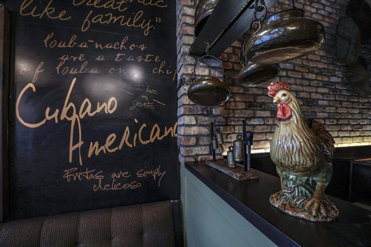 Un gallo saluda a los clientes al llegar a Sergio’s en Kendall. La cadena local de restaurantes celebra su 50.º aniversario.