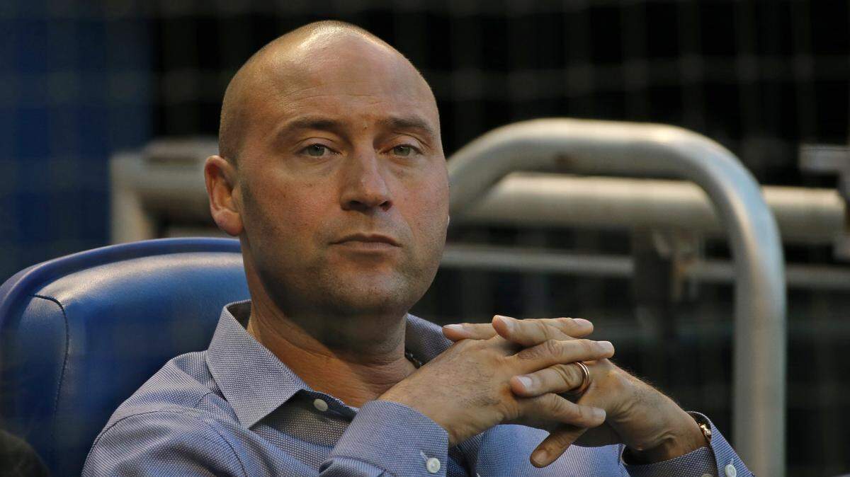 Derek Jeter mira un juego de los Marlins ante los Cachorros, el 30 de marzo de 2018 en Miami.