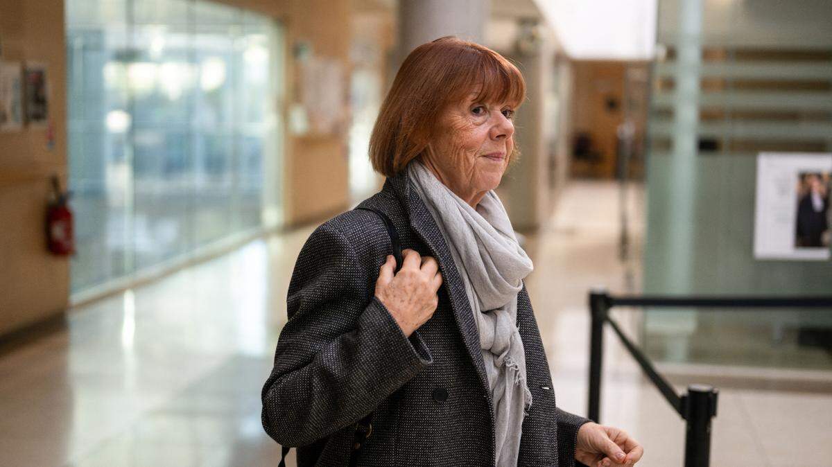Gisele Pelicot llega al juzgado de Aviñón después del juicio contra su expareja Dominique Pelicot, acusado de drogarla durante casi diez años e invitar a desconocidos a violarla en su casa de Mazan, una pequeña ciudad del sur de Francia, en Aviñón, el 9 de octubre de 2024. 