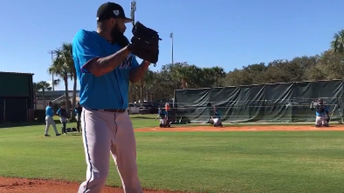 Sergio Romo realiza una práctica en el campo de entrenamiento de los Marlins el 15 de febrero de 2019 en Jupiter, Florida.