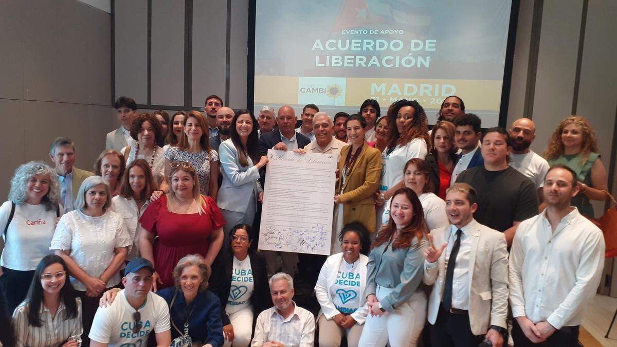 Los signatarios firman publicamente el Acuerdo durante el encuentro.