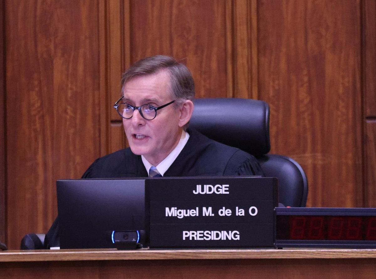 El juez del Tribunal de Circuito de Miami-Dade Miguel M. De la O sentencia a Frank Artiles a 60 días de cárcel, servicio público, retención de sentencia y libertad condicional por cinco años el lunes 18 de noviembre de 2024, en Miami, Florida.