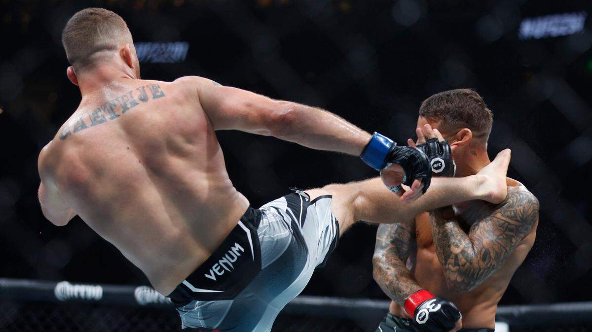 Justin Gaethje lanza la patada que derribó a Dustin Poirier en el evento UFC 291 celebrado el sábado 29 de julio de 2023 en Utah.