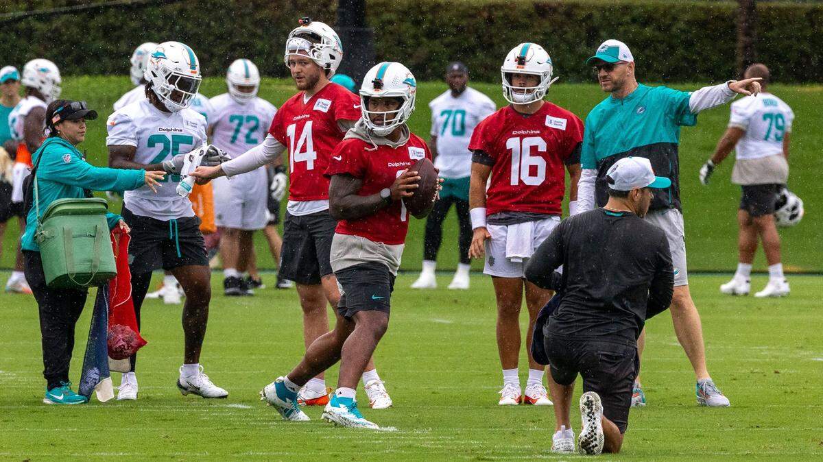 El quarterback de los Dolphins Tua Tagovailoa (1) trata de pasar el ovoide en una práctica, el 3 de junio de 2025 en el centro de entrenamiento del equipo en Miami Gardens, Florida.