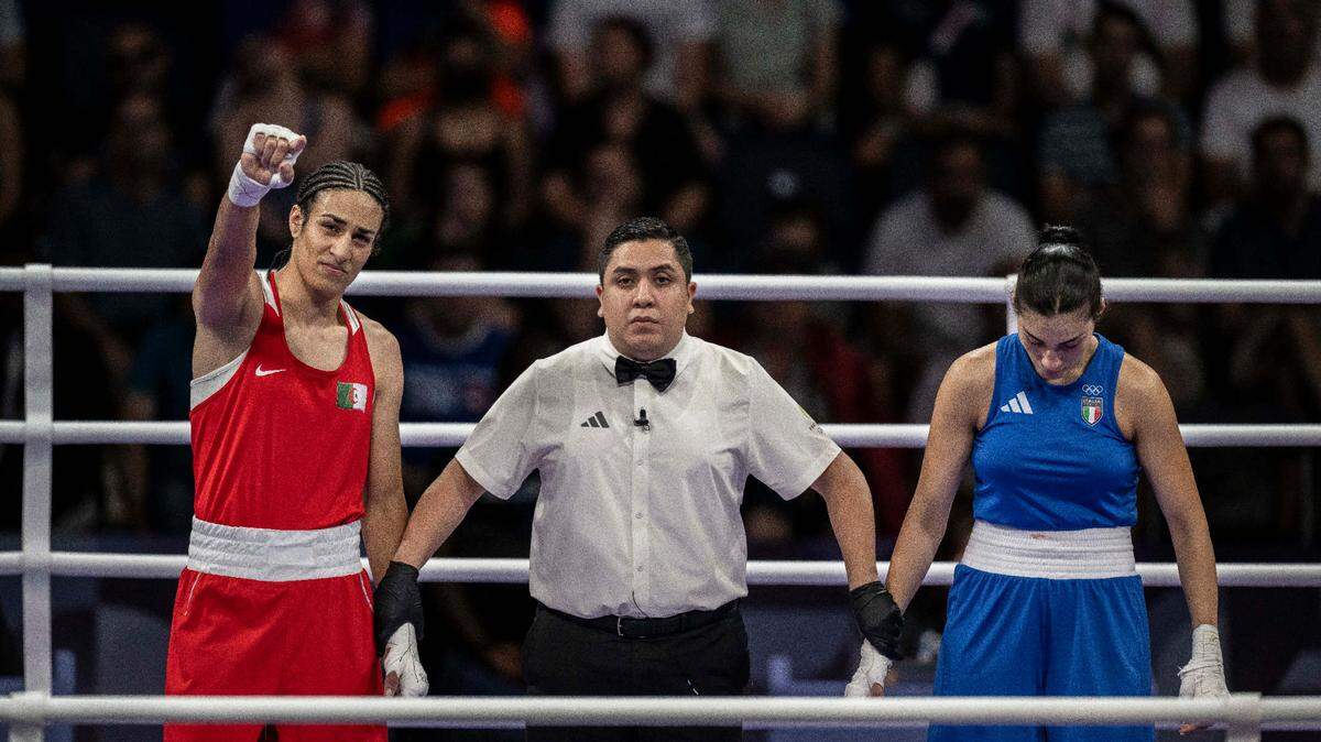 La argelina Imane Khelif (izq.) se subió el jueves por primera vez al cuadrilátero de París y vio cómo su rival, la italiana Angela Carini, tiraba la toalla después de solo 46 segundos de combate.