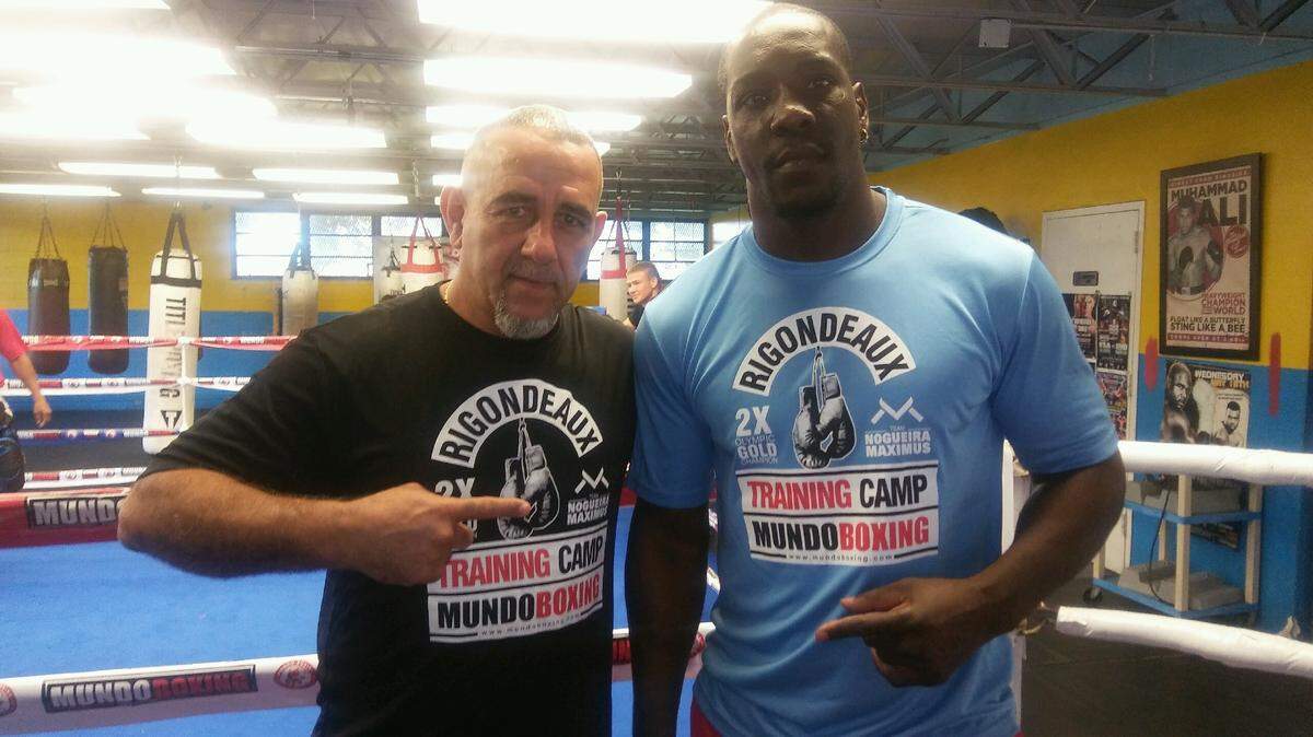 PEDRO DIAZ con su asistente Yordanis Despaigne (D) en el Gimnasio del Tropical Park.