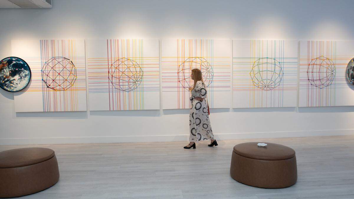La artista cubana Consuelo Castañeda, reconocida por su exploración innovadora del espacio y el color, inauguró en Zapata Gallery la muestra “Travel in the Light Part 2”, comisionada por Rodolfo de Athayde. En la imagen, una pieza de su serie “Polyhedra” en el espacio de la galería.