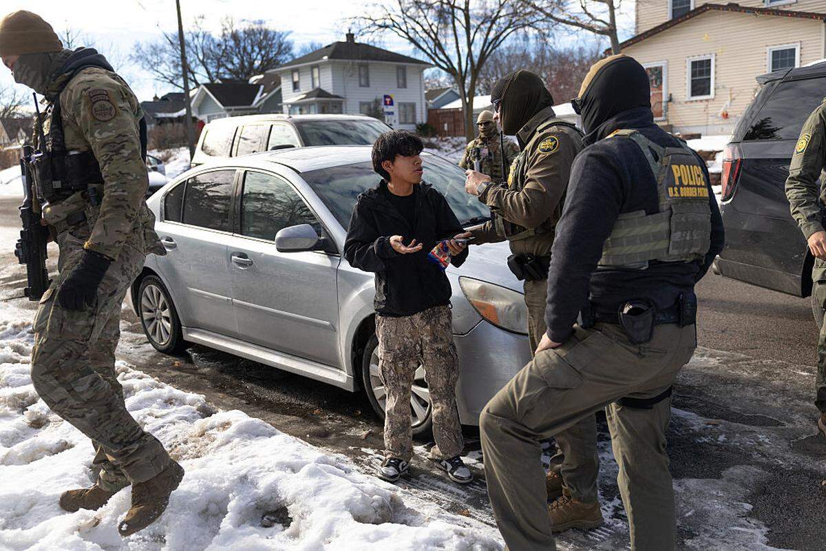 Agentes federales detienen a una persona que se encontraba en un barrio residencial al no poder presentar documentación que acreditara su ciudadanía, el lunes 12 de enero de 2026, en Minneapolis, Minnesota.