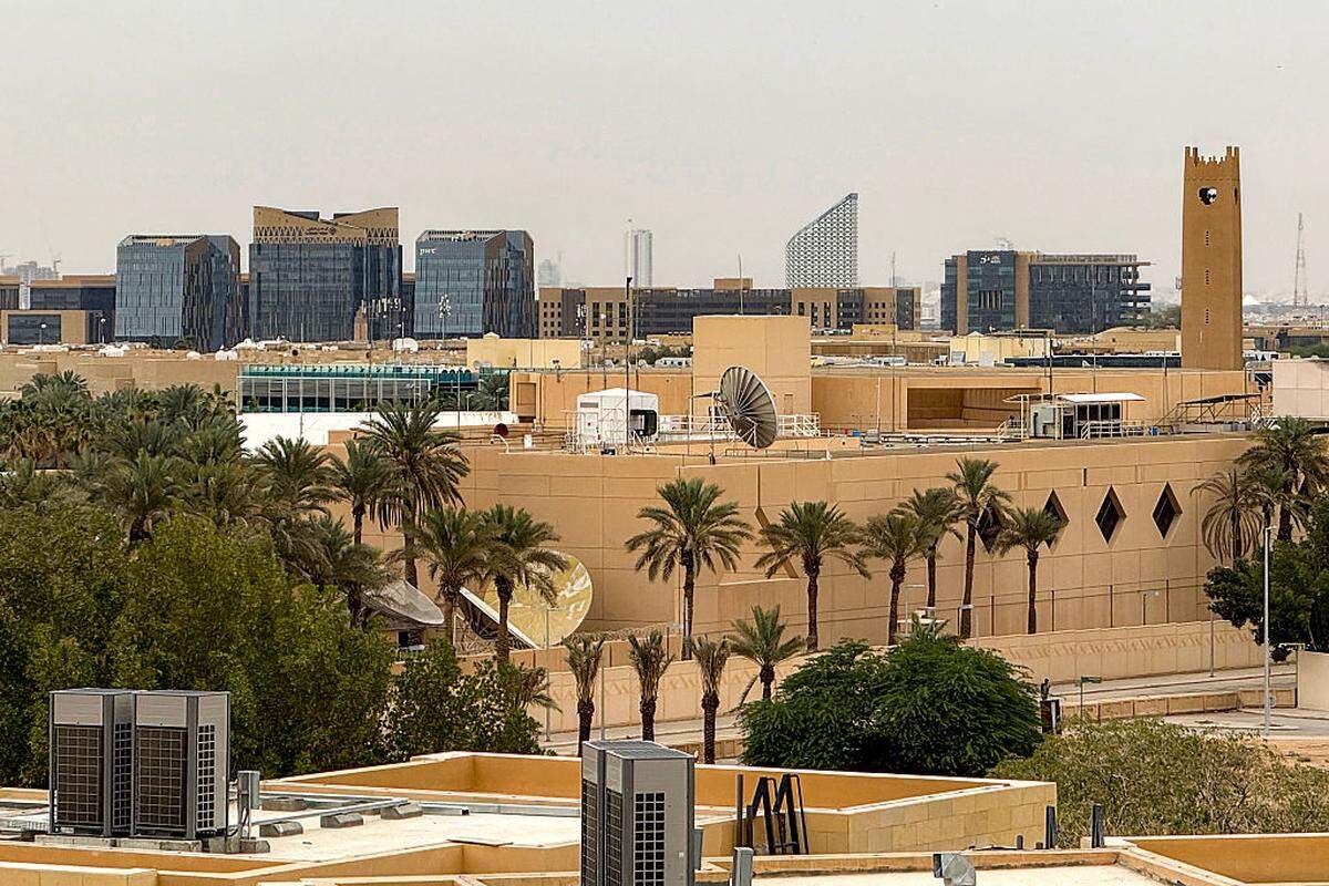 La sede de la embajada de Estados Unidos en Riad, Arabia Saudita, vista el martes 3 de marzo de 2026, después de haber sido atacada con drones anteriormente.