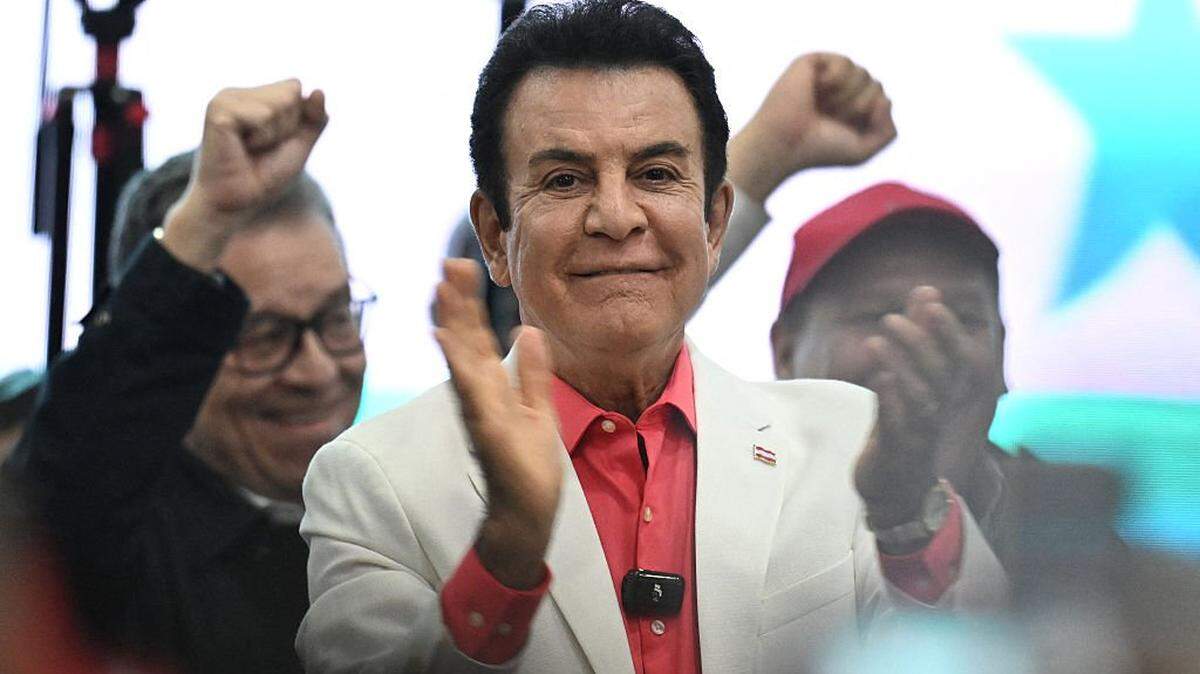 Honduran presidential candidate for the opposition Liberal party, Salvador Nasralla, gestures to supporters after the first results of the presidential election in Tegucigalpa on November 30, 2025. (Photo by MARVIN RECINOS / AFP via Getty Images)