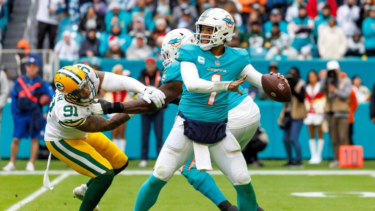 El quarterback de los Dolphins Tua Tagovailoa lanza el ovoide en el partido ante los Packers de Green Bay, celebrado el 25 de diciembre de 2022 en el Hard Rock Stadium en Miami Gardens, Florida.