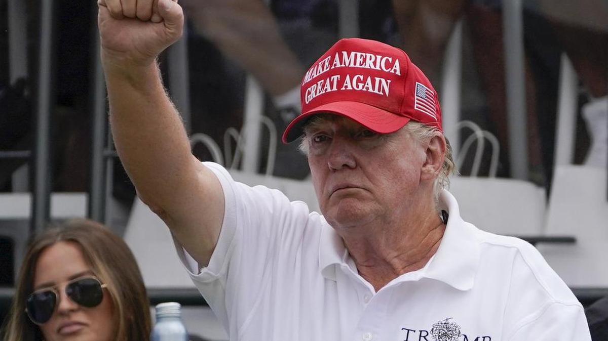 El expresidente Donald Trump saluda a los fanáticos en el primer tee durante la ronda final del torneo Bedminster Invitational LIV Golf en Bedminster, Nueva Jersey, el domingo 31 de julio de 2022. (Foto AP/Seth Wenig)