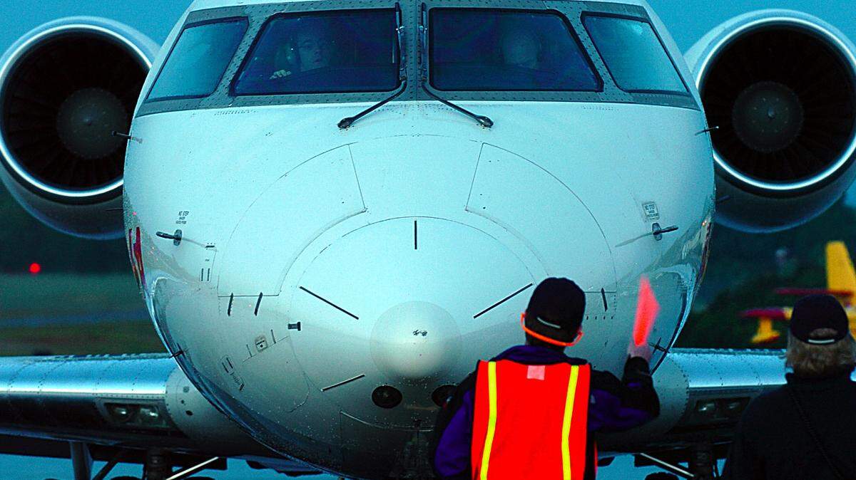 El grupo aeroportuario español Aena anunció este viernes que ajustará sus mensajes de megafonía, eliminando cualquier mención que identifique al género masculino o femenino, para ser más inclusivos con ambos sexos. Foto de archivo.