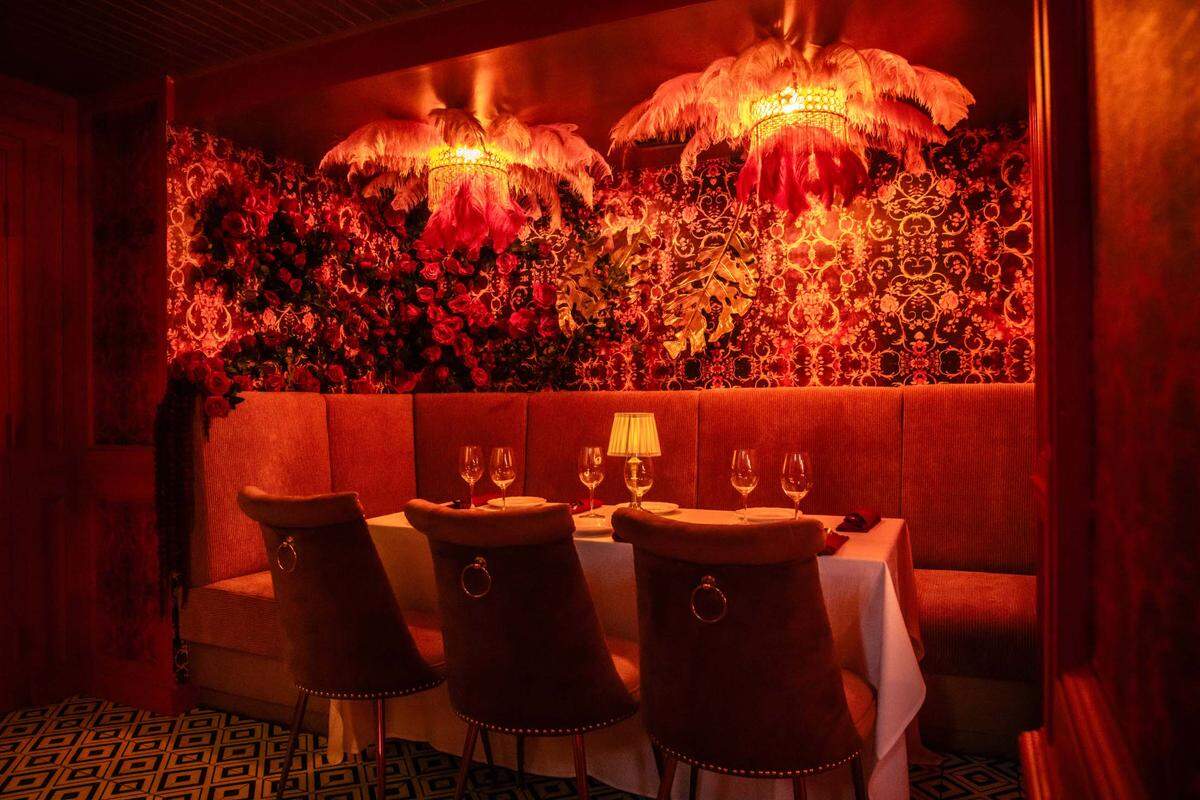 Todas las mesas y asientos del bar están orientados hacia el entretenimiento en vivo, que no permanece en un solo lugar, sino que recorre el salón.