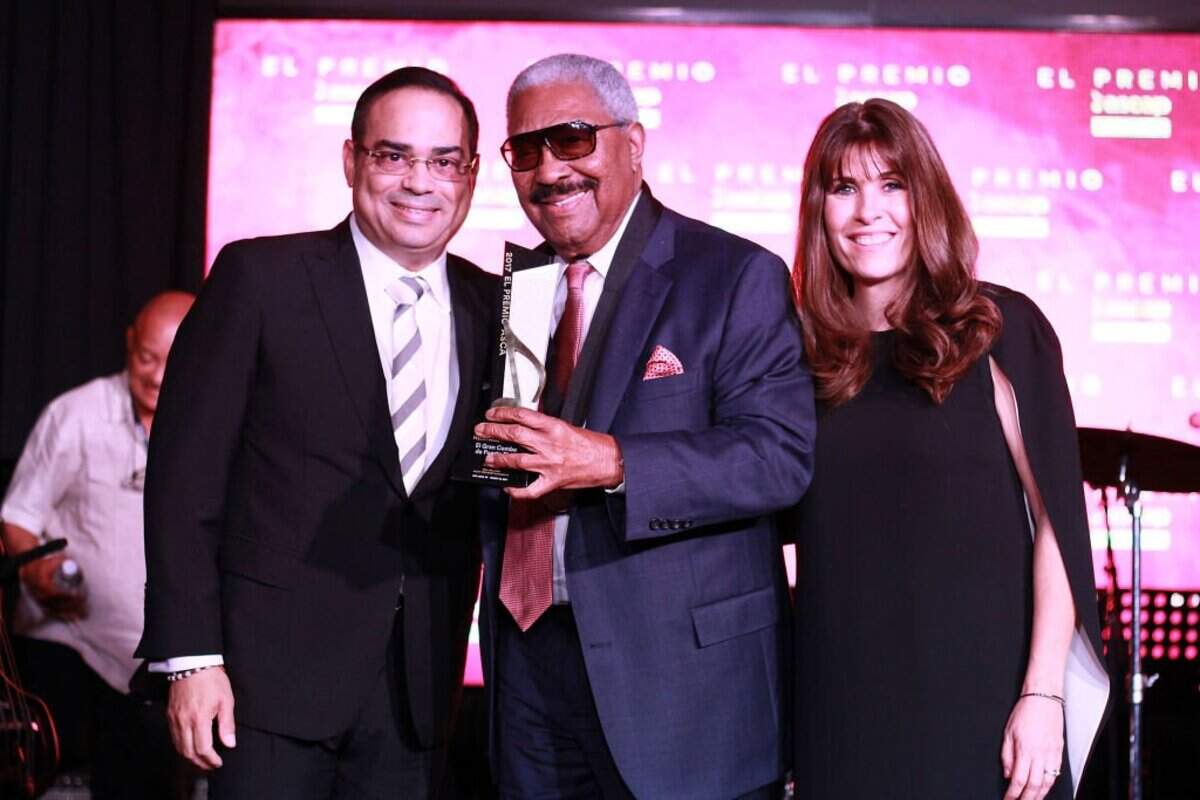 Gilberto Santa Rosa, Rafael Ithier y Gabriela González posan como parte de los Premios ASCAP de Música Latina en el Hotel Condado Vanderbilt el 15 de marzo de 2017 en San Juan, Puerto Rico.
