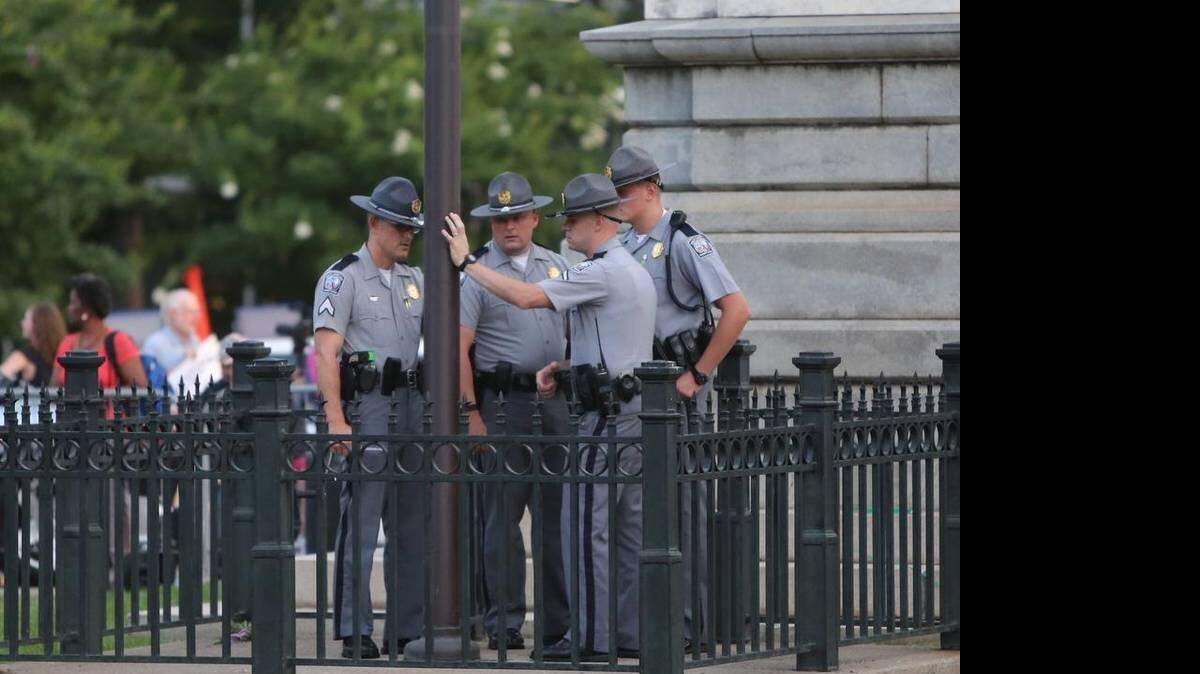 La bandera ha dejado de ondear frente al edificio del Capitolio en Charleston.