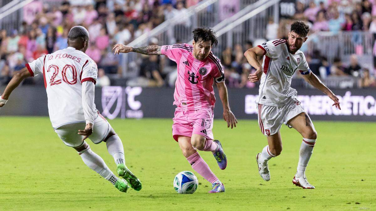 El delantero del Inter Miami Lionel Messi corre con la pelota ante la marca de dos jugadores del Toronto FC, en el partido de la MLS celebrado el 6 de abril de 2025 en el Chase Stadium en Fort Lauderdale, Florida.