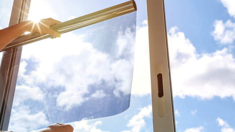 Láminas adhesivas convierten las ventanas comunes en una barrera contra el calor extremo del verano