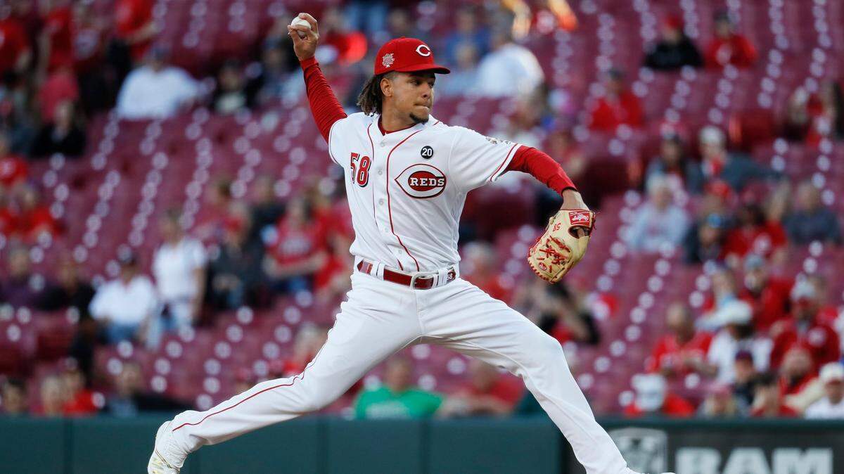 El abridor de los Rojos Luis Castillo lanza en el primer inning del partido ante los Marlins, el 9 de abril de 2019 en Cincinnati.
