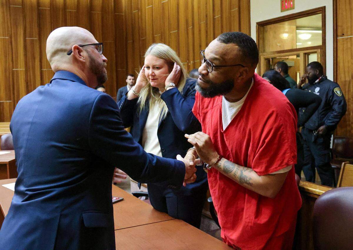 Corey Smith, asesino convicto y líder de pandilla (al centro), agradece a su abogado Craig Whisenhunt tras declararse culpable de homicidio en segundo grado por varios cargos en la Sala 4-1 del Edificio de Justicia Richard E. Gerstein en Miami, Florida, el miércoles 5 de febrero de 2025.