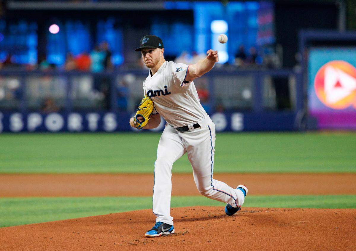 El abridor de los Marlins Trevor Rogers lanza en el primer inning del partido contra los Marlins, celebrado el 17 de julio de 2022 en Miami.
