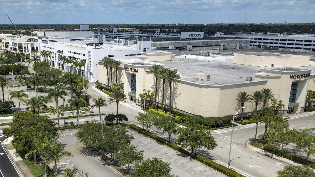 La 88 calle del Suroeste, North Kendall Drive, totalmente vacía y a la derecha los estacionamientos también vacíos del Dadeland Mall, sobre el mediodía de este martes 31 de marzo de 2020, mientras los habitantes del Condado Miami-Dade guardan una cuarentena debido a la pandemia del coronavirus.