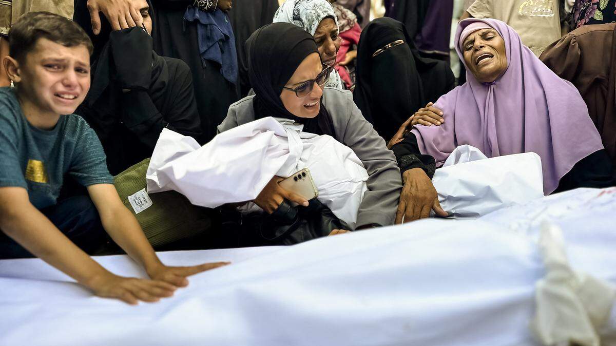 Palestinos lloran junto a los cuerpos de las víctimas de ataques aéreos durante un funeral en Rafah, en el sur de la Franja de Gaza, el 31 de julio de 2025.