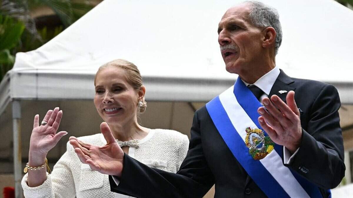 El presidente de Honduras, Nasry Asfura, y su esposa, Lissette del Cid, saludan desde un escenario tras la ceremonia de investidura en el Congreso hondureño, en Tegucigalpa, el 27 de enero de 2026. Asfura, un empresario conservador elegido con el apoyo del presidente estadounidense Donald Trump, asumió la presidencia de Honduras con una agenda vinculada a Estados Unidos para abordar los desafíos económicos y de seguridad que enfrenta el país más empobrecido y violento de Centroamérica.