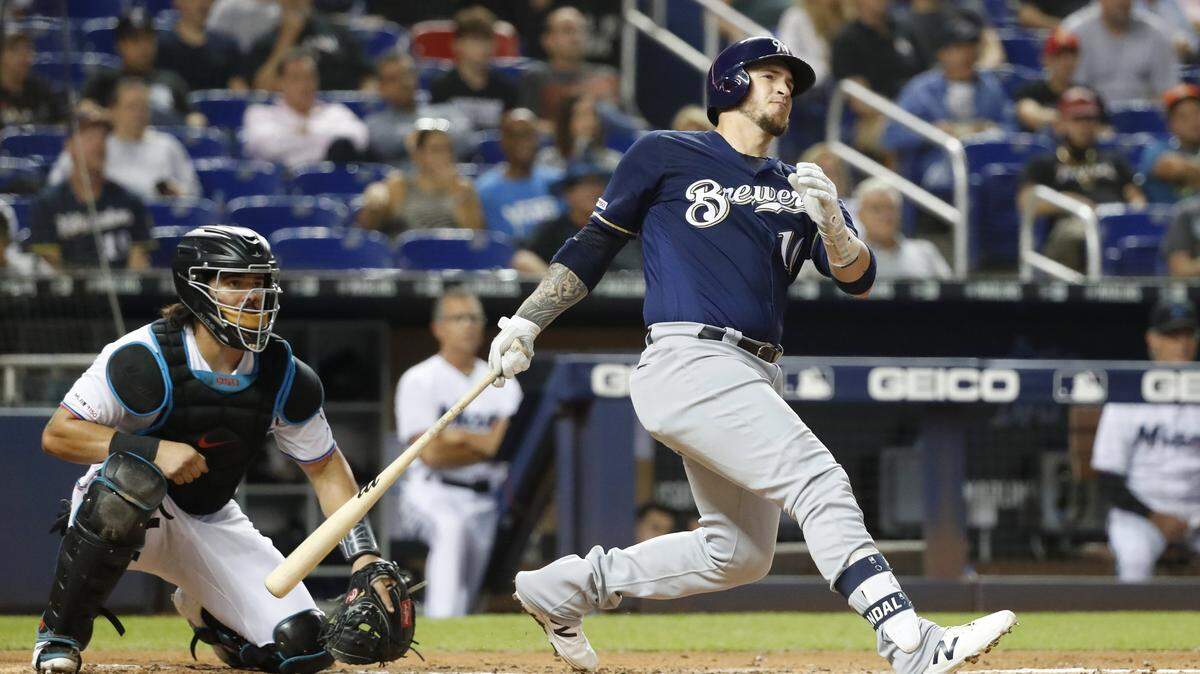 El receptor de los Cerveceros Yasmani Grandal batea un doble en el tercer inning del partido ante los Cerveceros, el 10 de septiembre de 2019 en Miami.