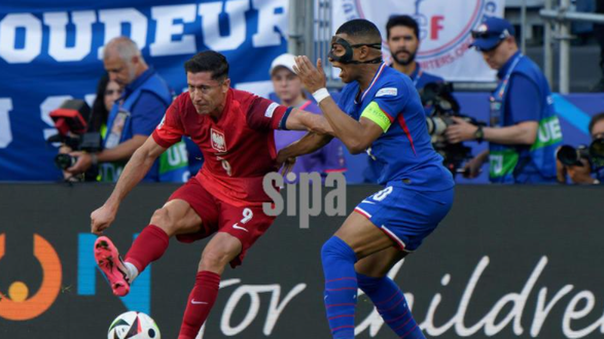 El jugador de Polonia Robert Lewandowski (izq.) lucha por el balón con Kylian Mbappé, de Francia en el partido de la Eurocopa celebrado el 25 de junio de 2024 en Dortmund, Alemania.