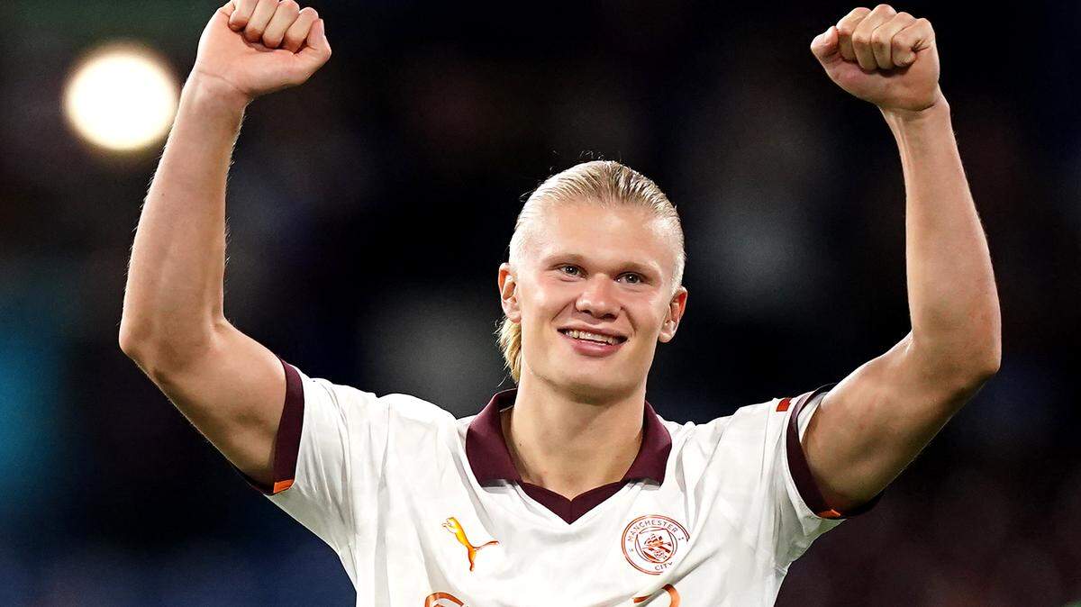  Erling Haaland comenzó su segunda temporada en el fútbol de Inglaterra justo como la primera, con dos goles, para que Manchester City abriera la defensa del título de la Liga Premier con un triunf 3-0 ante Burnley.